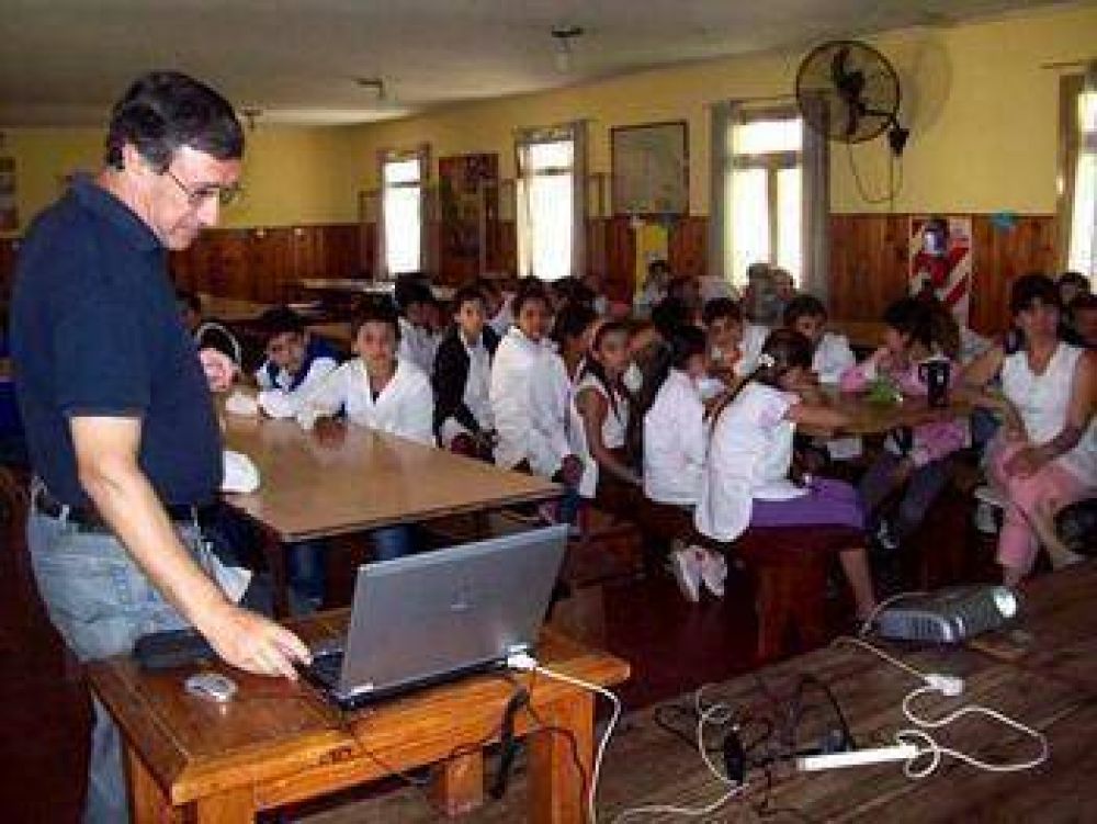 El programa �Escuela Segura� ya pas� por Z�rate y Campana