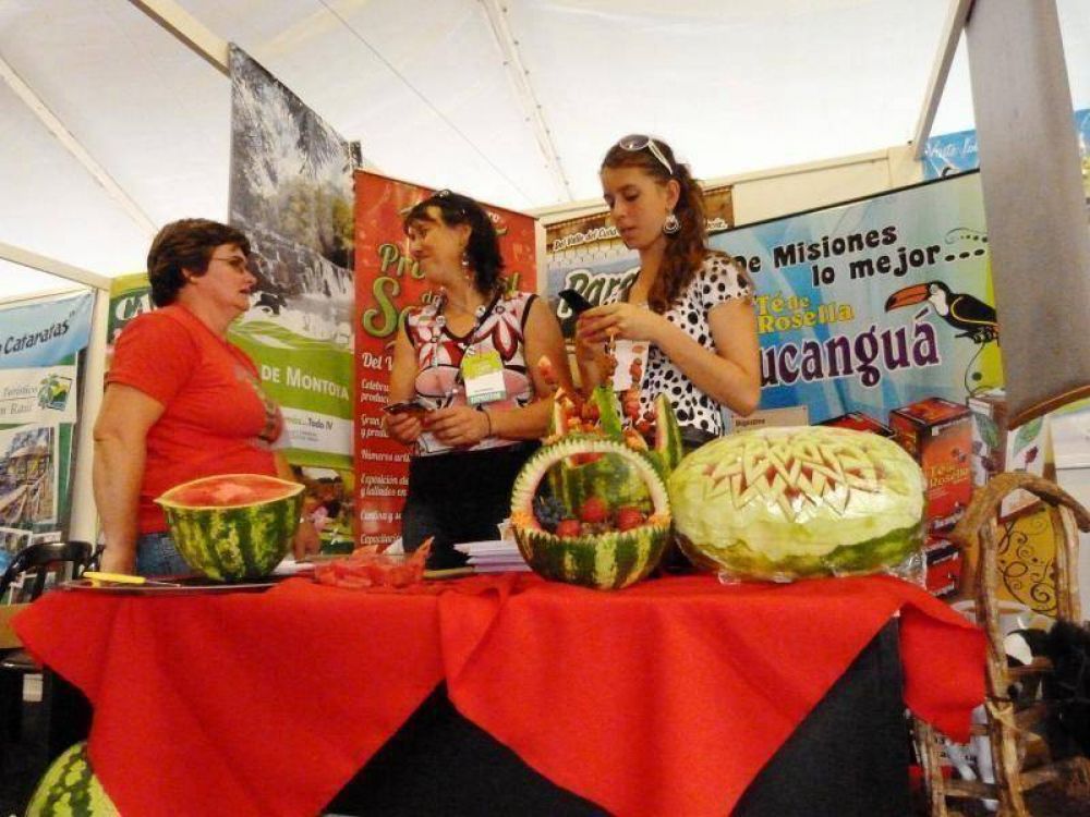 Unos 50 expositores muestran el potencial tur�stico de Misiones en el Ac� Nom�s todo en la Costanera de Posadas
