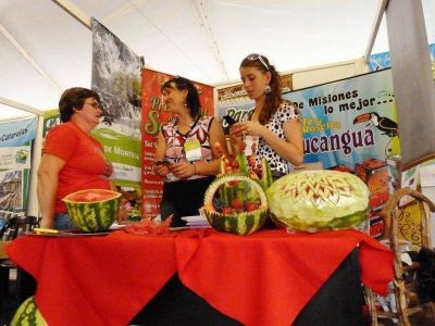 Unos 50 expositores muestran el potencial tur�stico de Misiones en el Ac� Nom�s todo en la Costanera de Posadas