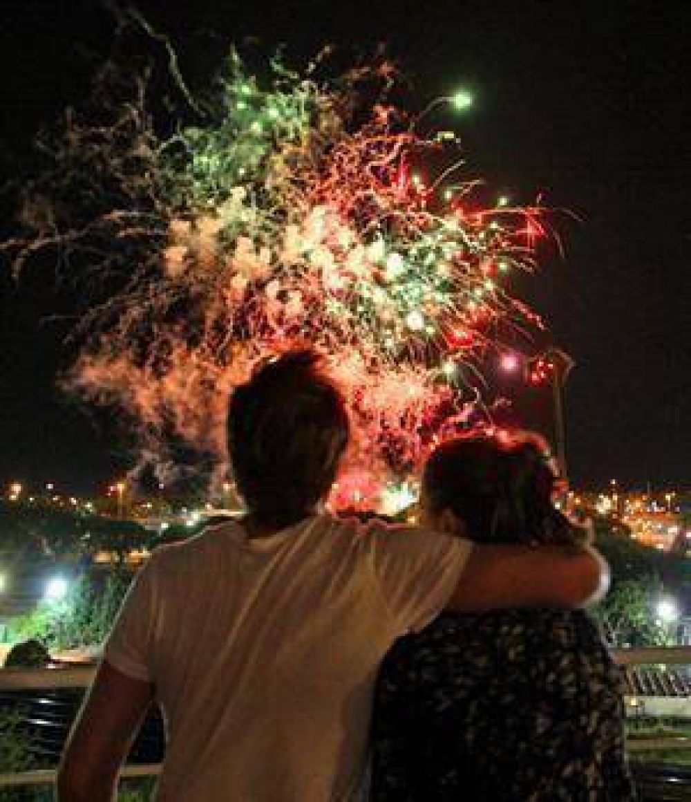 El cielo se ilumin� con un festival de fuegos artificiales