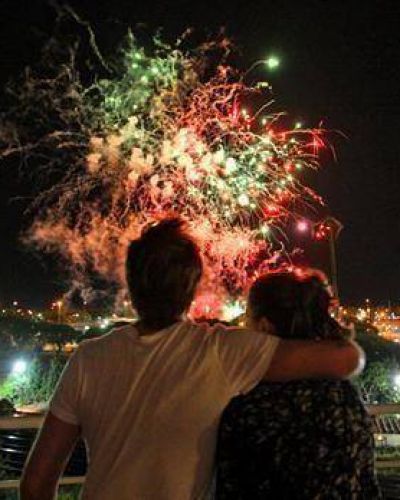 El cielo se ilumin� con un festival de fuegos artificiales