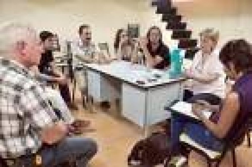 Realizan charla debate en contra de la mega miner�a de Esquel