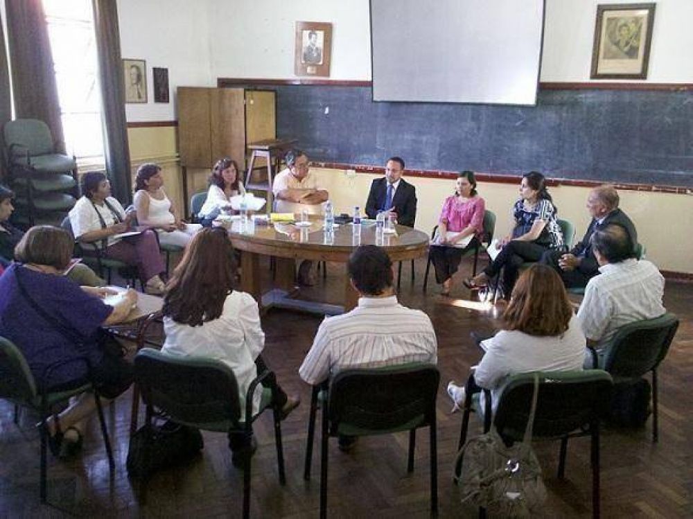 Contin�an las reuniones entre el Ministerio de Educaci�n y el Consejo de la Escuela Normal Mixta 