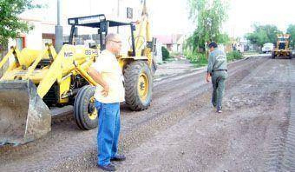  Obras que avanzan/Mejorado con ripio en las calles urbanas de Frontera 