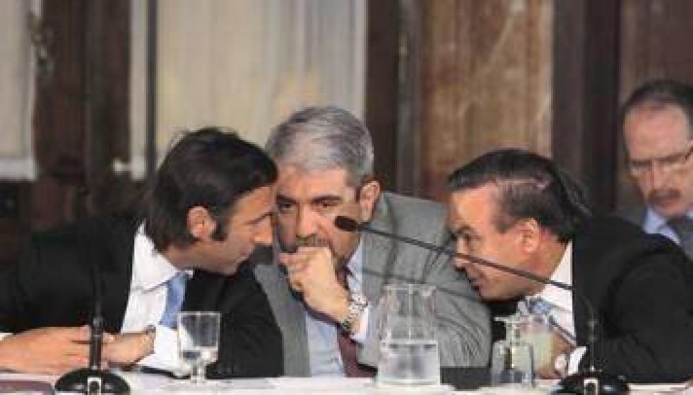 El Gobierno dice que no saldr� al mercado en 2012 y busca nuevas cajas p�blicas
