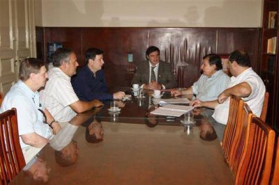 LUJ�N - OSCAR LUCIANI SE REUNI� CON AUTORIDADES DE LA COOPERATIVA EL�CTRICA