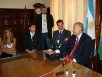 San Nicol�s: Firmaron convenios para refacci�n de escuelas 