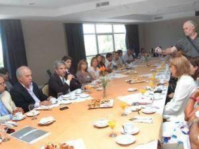 Poggi desayun� con periodistas y prometi� equidad ante los medios