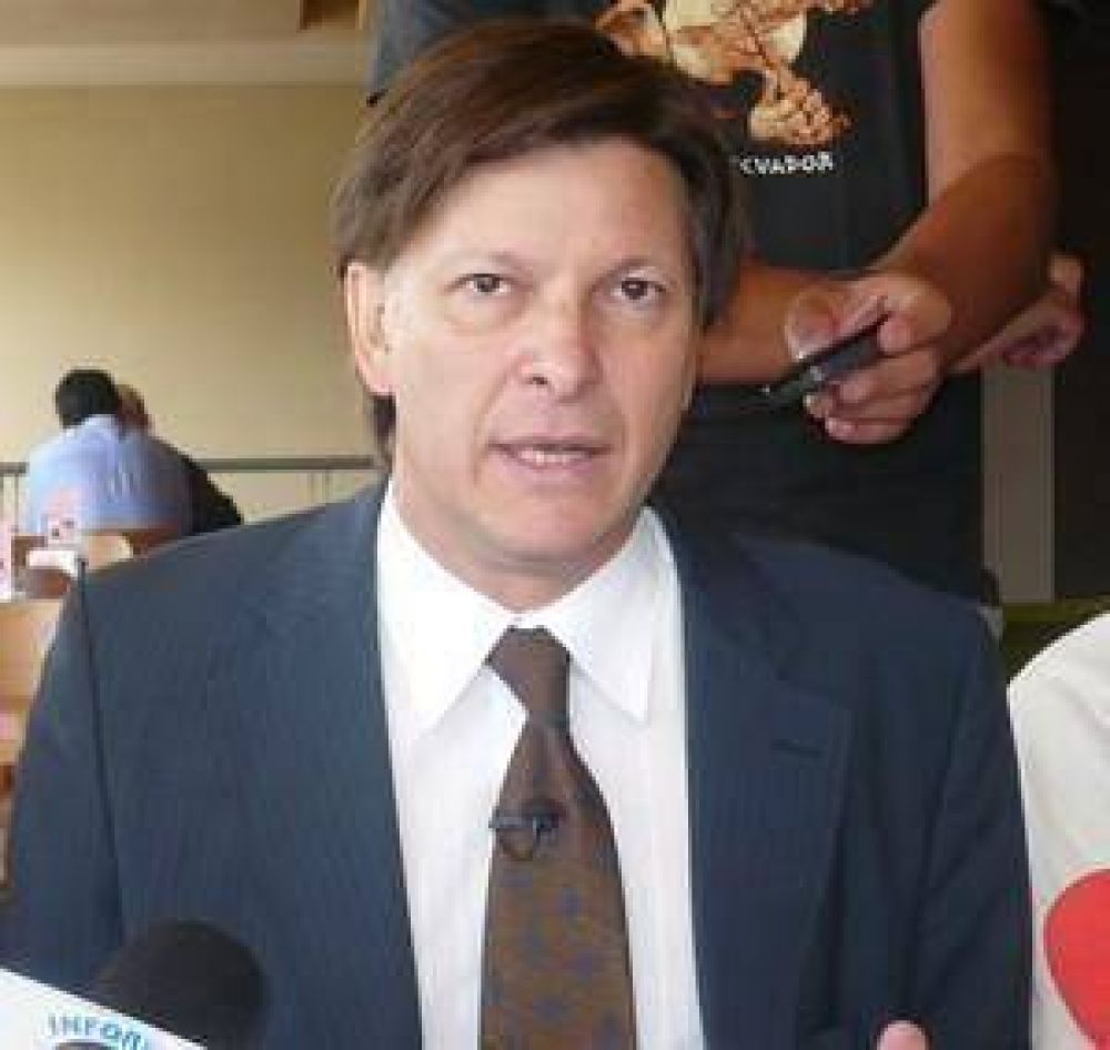  Riccardo ampli� las licencias por maternidad de la Universidad