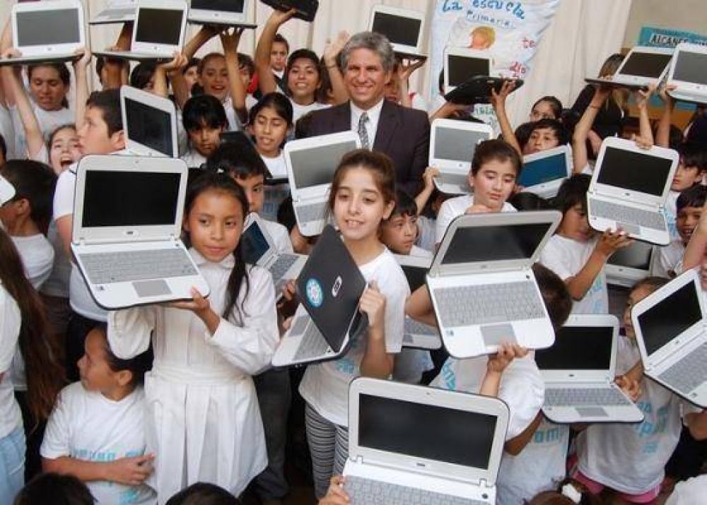 Culmin� la entrega de computadoras en toda la Provincia