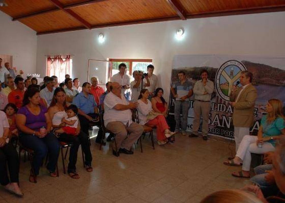 El Gobernador presidi� la entrega de aportes de Pueblos Puntanos en San Mart�n