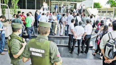 Gendarmes coparon tres horas la sede de Cablevisi�n