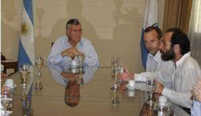 Ejecutivos de General Electric junto al Gobernador