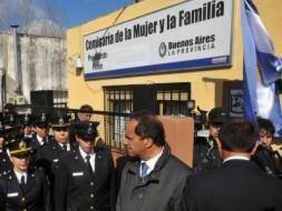 Scioli y Casal inauguraron Comisar�a de la Mujer en Lan�s