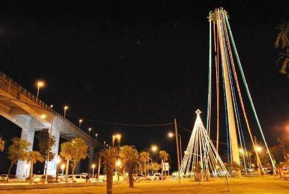 La Municipalicipalidad inaugur� uno de los �rboles navide�os m�s altos de la regi�n