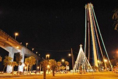 La Municipalicipalidad inaugur� uno de los �rboles navide�os m�s altos de la regi�n