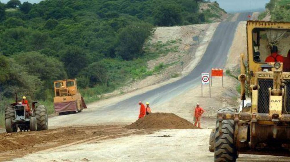 Contratistas recortan personal por atraso en pagos del Estado