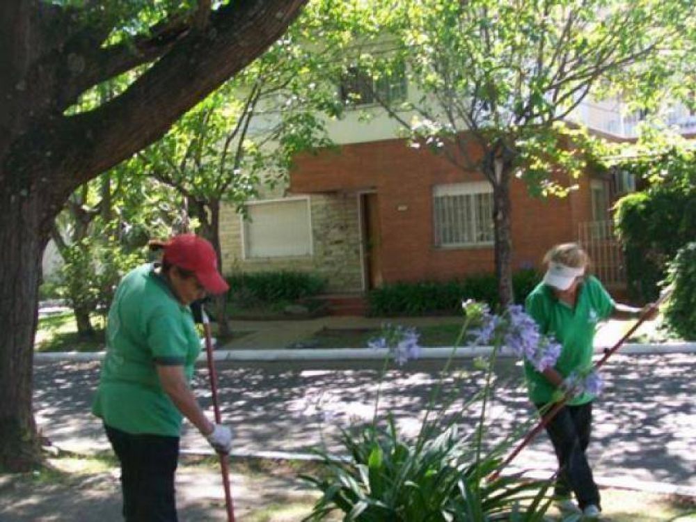 Operativo integral de limpieza en Bernal Oeste