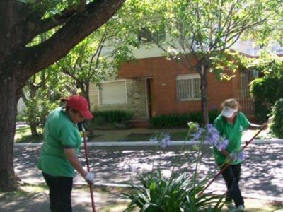 Operativo integral de limpieza en Bernal Oeste