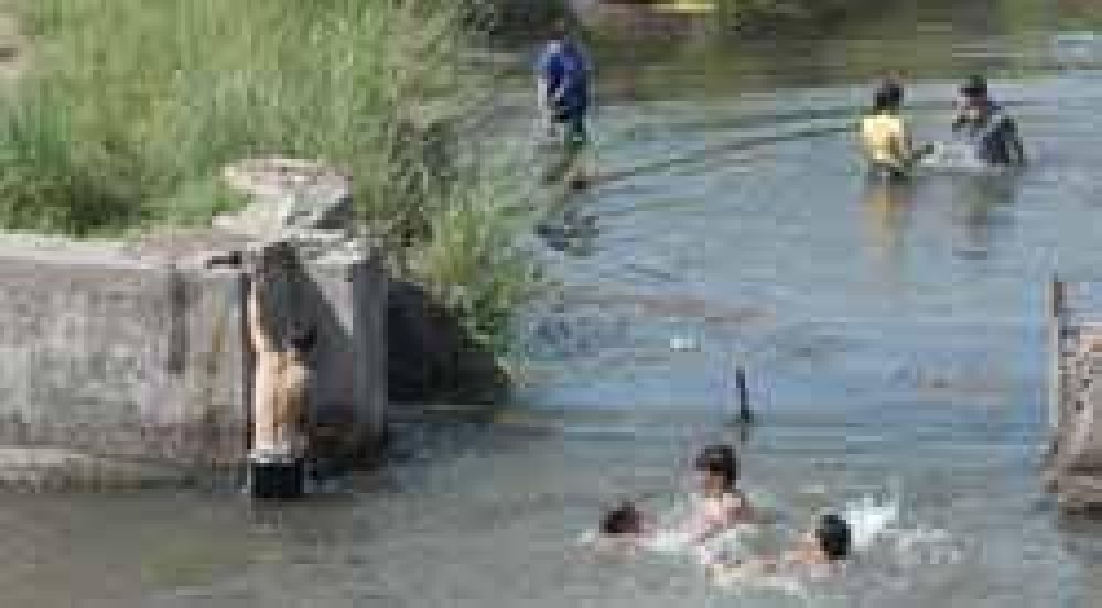 Los bahienses salieron a refrescarse como pudieron