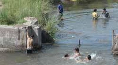 Los bahienses salieron a refrescarse como pudieron