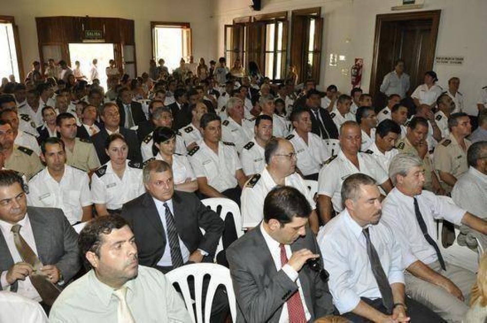 La Intendente Giroldi particip� del acto de celebraci�n por el d�a de la Policia Bonaerense