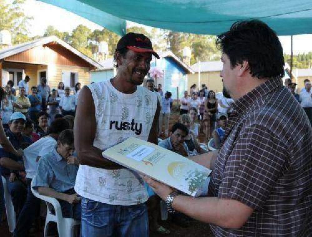 Closs contin�a la entrega de viviendas en distintos municipios 