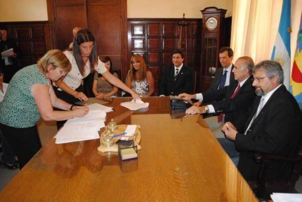A trav�s de la Fundaci�n Rocca Siderar entreg� fondos para obras edilicias en escuelas