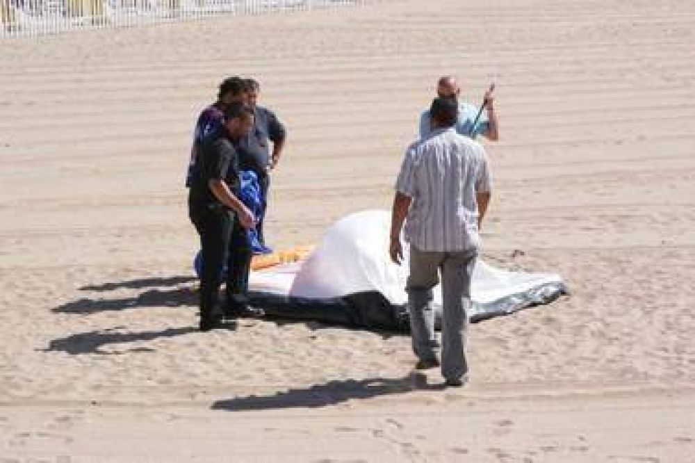 Sacan carpas ilegales de playas marplatenses.