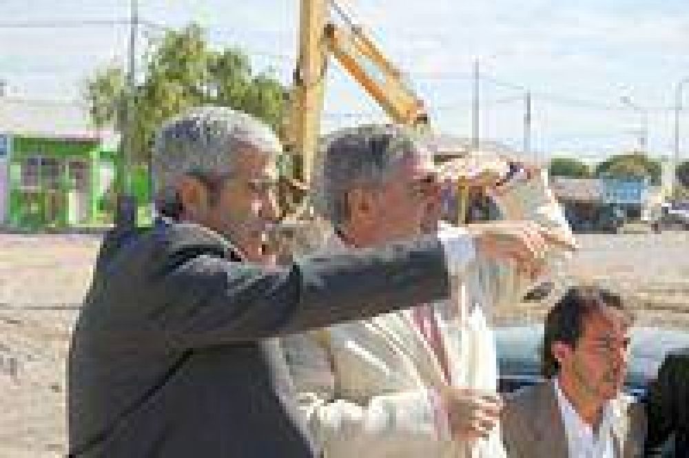  Das Neves y L�pez recorrieron obras que se realizan en barrios de Rawson.