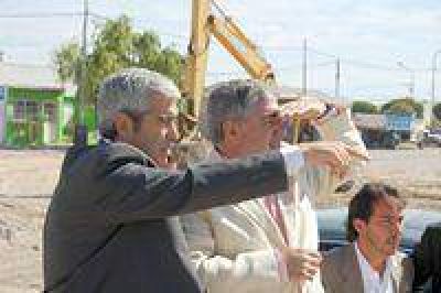  Das Neves y L�pez recorrieron obras que se realizan en barrios de Rawson.