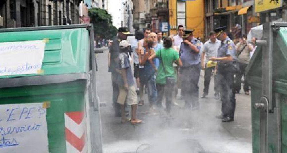 Hartos de los apagones, los vecinos cortan las calles y exigen respuestas