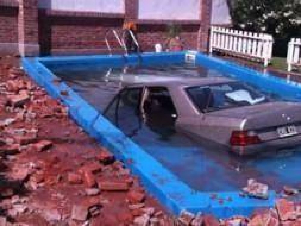 Una mujer perdi� el control del auto, atraves� una pared y cay� en una pileta