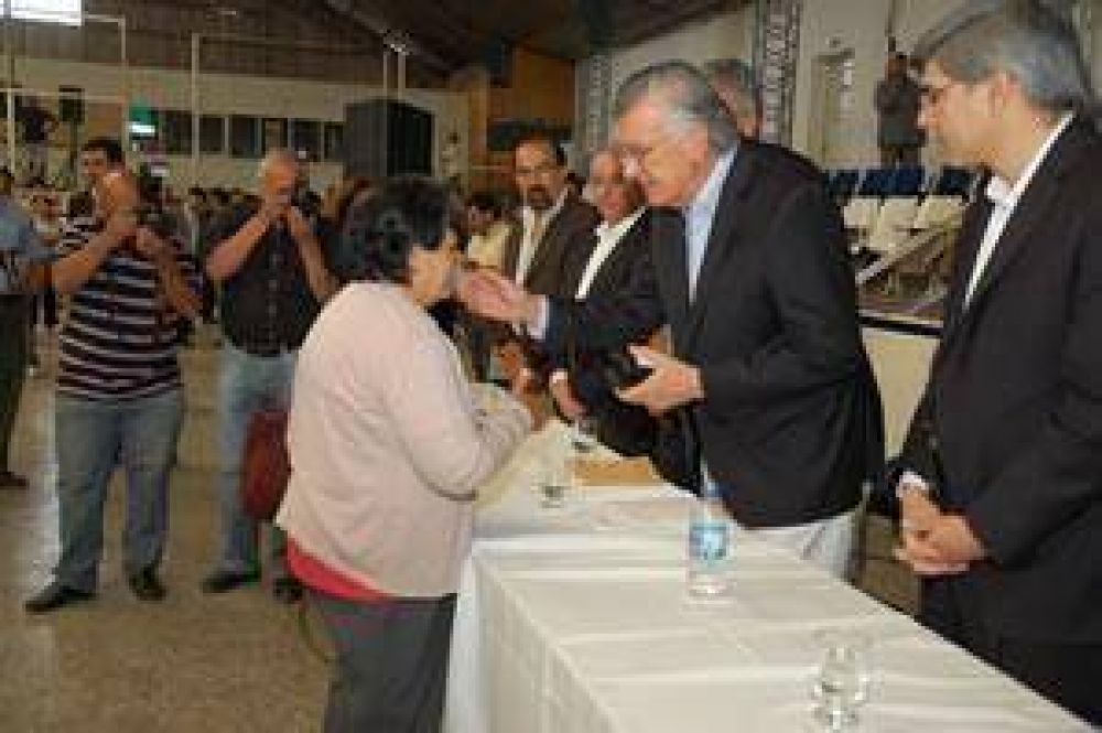 Jos� Luis Gioja: �Hemos llegado para hacer las cosas que prometimos�