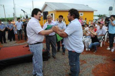A un d�a de Nochebuena, Closs entreg� m�s de 90 viviendas