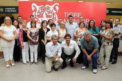 Massa distingui� a los trabajadores municipales con 25 a�os de servicio