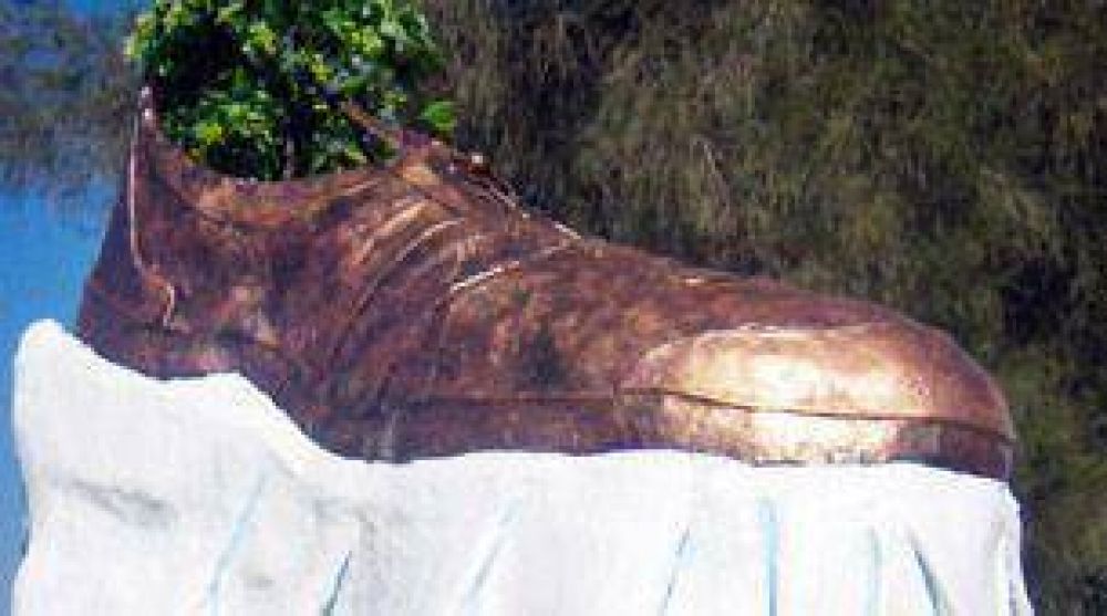 Realizaron un monumento en honor al periodista que lanz� sus zapatos a Bush