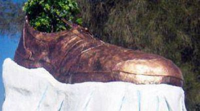 Realizaron un monumento en honor al periodista que lanz� sus zapatos a Bush