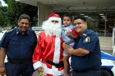 Papa Noel recorri� el Santamarina llevando juguetes y sorpresas a los m�s chiquitos