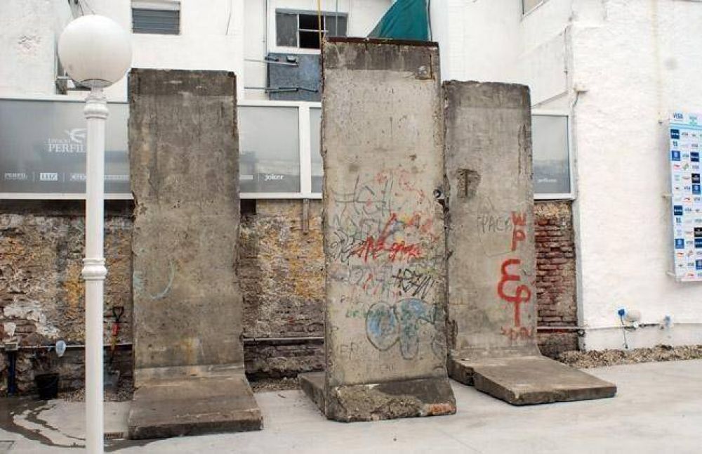Llegaron tres bloques del Muro de Berl�n