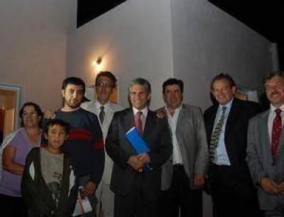 El Gobierno entreg� 28 viviendas en la localidad de Concar�n