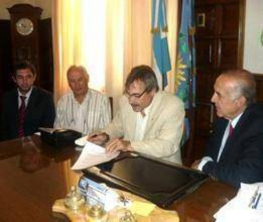 Passaglia firm� convenio con la UTN
