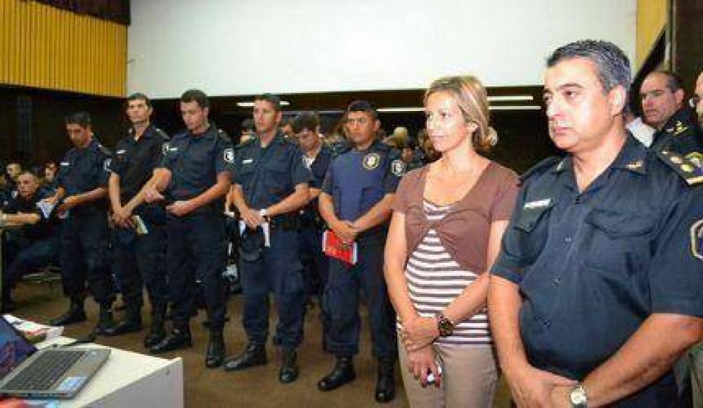 El EMTur capacita a polic�as en informaci�n tur�stica