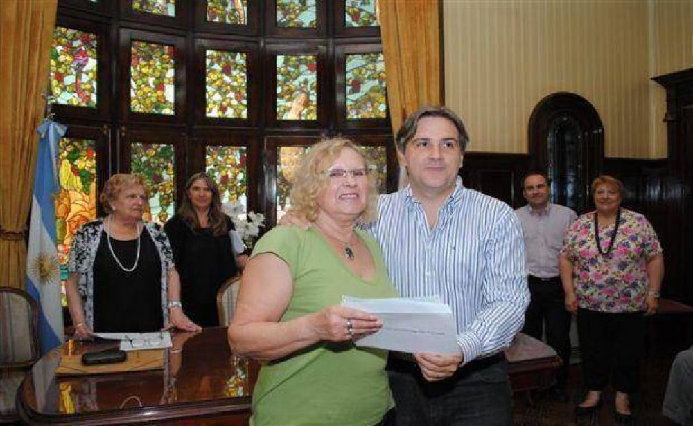 Llaryora entreg� subsidios