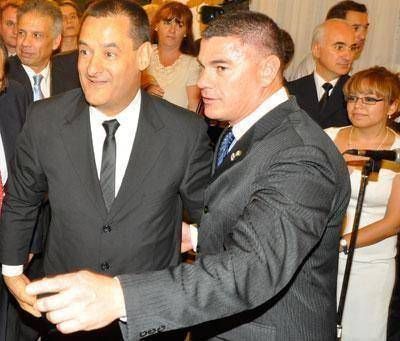 Funcionario del CD santarrose�o, a las pi�as con el marido de una empleada