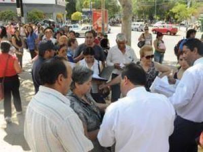 TV digital: largas colas y esperas para recibir los decodificadores