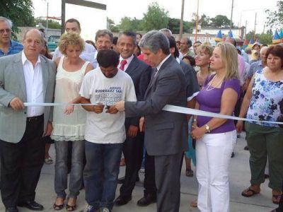 El Gobierno inaugur� pavimento e iluminaci�n y entreg� aportes en Villa Mercedes
