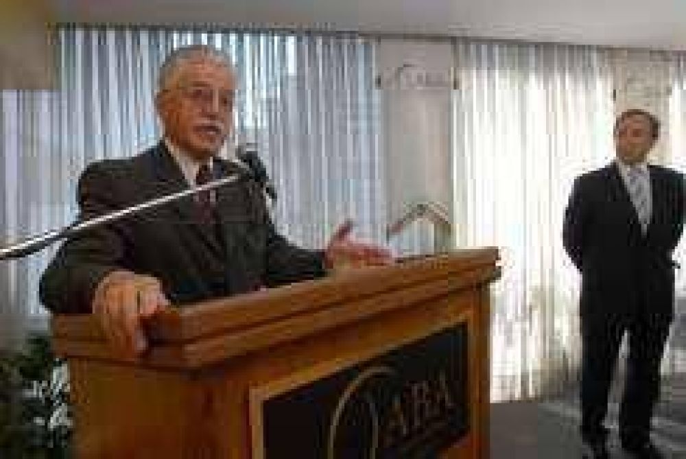 El Gobierno le pone pa�os fr�os a la puja salarial