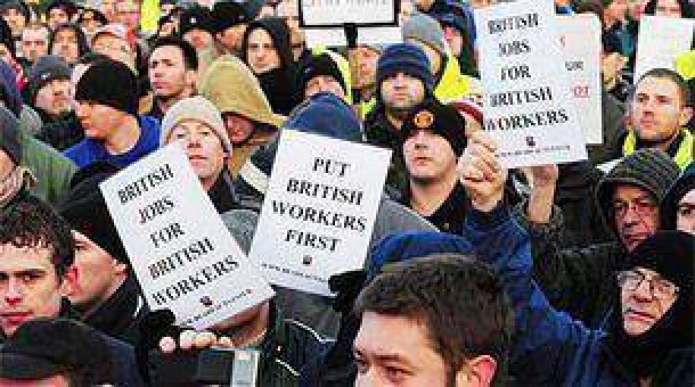 Como consecuencia de la ola de despidos, los brit�nicos se movilizan contra extranjeros.