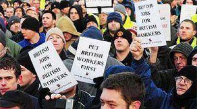 Como consecuencia de la ola de despidos, los brit�nicos se movilizan contra extranjeros.